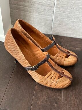 Chie Mahara Tan Leather Ekateina T Strap Pumps Women’s Size 37 Like New!